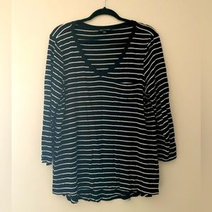 B&W striped relaxed fit 3/4 sleeve top, v-neck